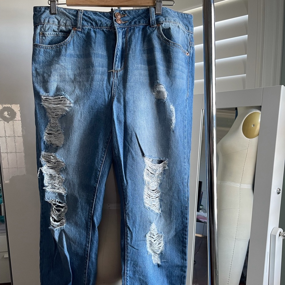 Forever 21 Blue Distressed Boyfriend Jeans size 31